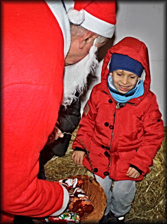 Mikołaj wręczający prezent chłopcu o imieniu Aleks