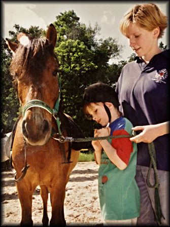 Wolontaeiuszka z dziewczynką i koniem