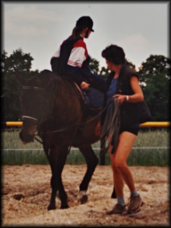 Na zdjęciu Edda prowadzi zajęcia z dzieckiem na koniu