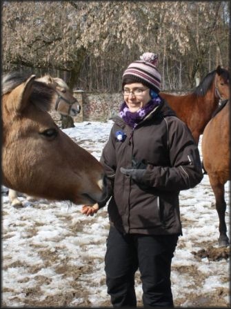 zdjęcie Doroty Makowieckiej karmiącej konia