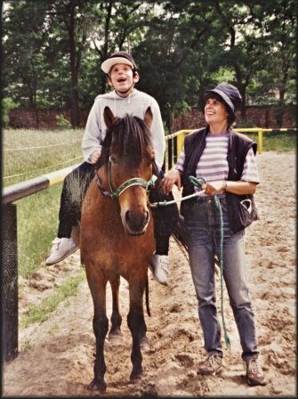 zdjęcie Eddy Hartig z uczniem na koniu