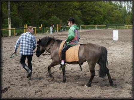 na zdjęciu Grzegorz prowadzi konia
