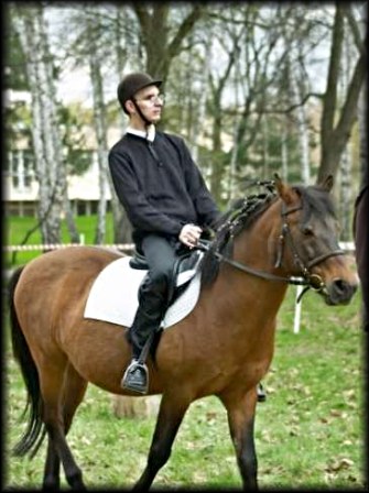 na zdjęciu Wojtek na koniu podczas zawodów